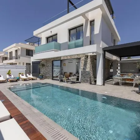Magnificent Chelsea 3 Bedrooms Private Outdoor Pool And Hot Tub Furnished Sun Terrace Shaded Furnished Terrace Bbq, Villa *