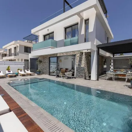 Magnificent Chelsea 3 Bedrooms Private Outdoor Pool And Hot Tub Furnished Sun Terrace Shaded Furnished Terrace Bbq, Villa
