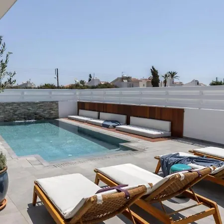 Magnificent Chelsea 3 Bedrooms Private Outdoor Pool