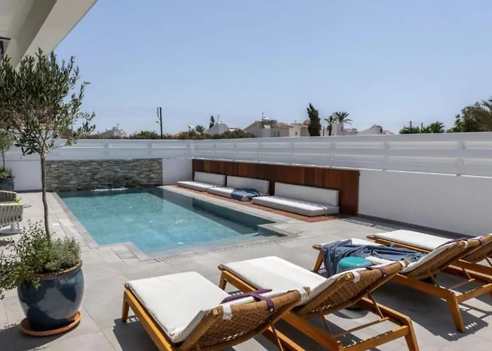 Magnificent Chelsea 3 Bedrooms Private Outdoor Pool