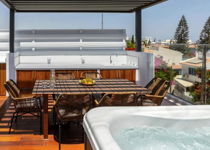 Magnificent Chelsea 3 Bedrooms Private Outdoor Pool Vila