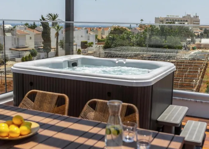 Magnificent Chelsea 3 Bedrooms Private Outdoor Pool