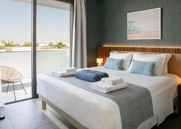 Magnificent Chelsea 3 Bedrooms Private Outdoor Pool *